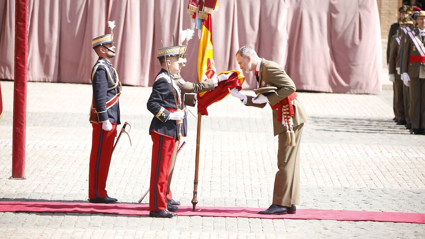 Felipe VI besando la bandera. (LP)