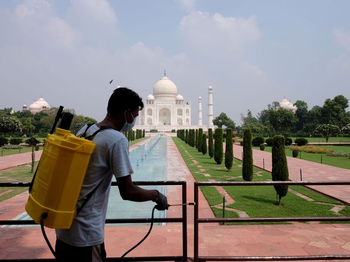 Foto: Foto de archivo de las labores de desinfección en el Taj Mahal. (Reuters)