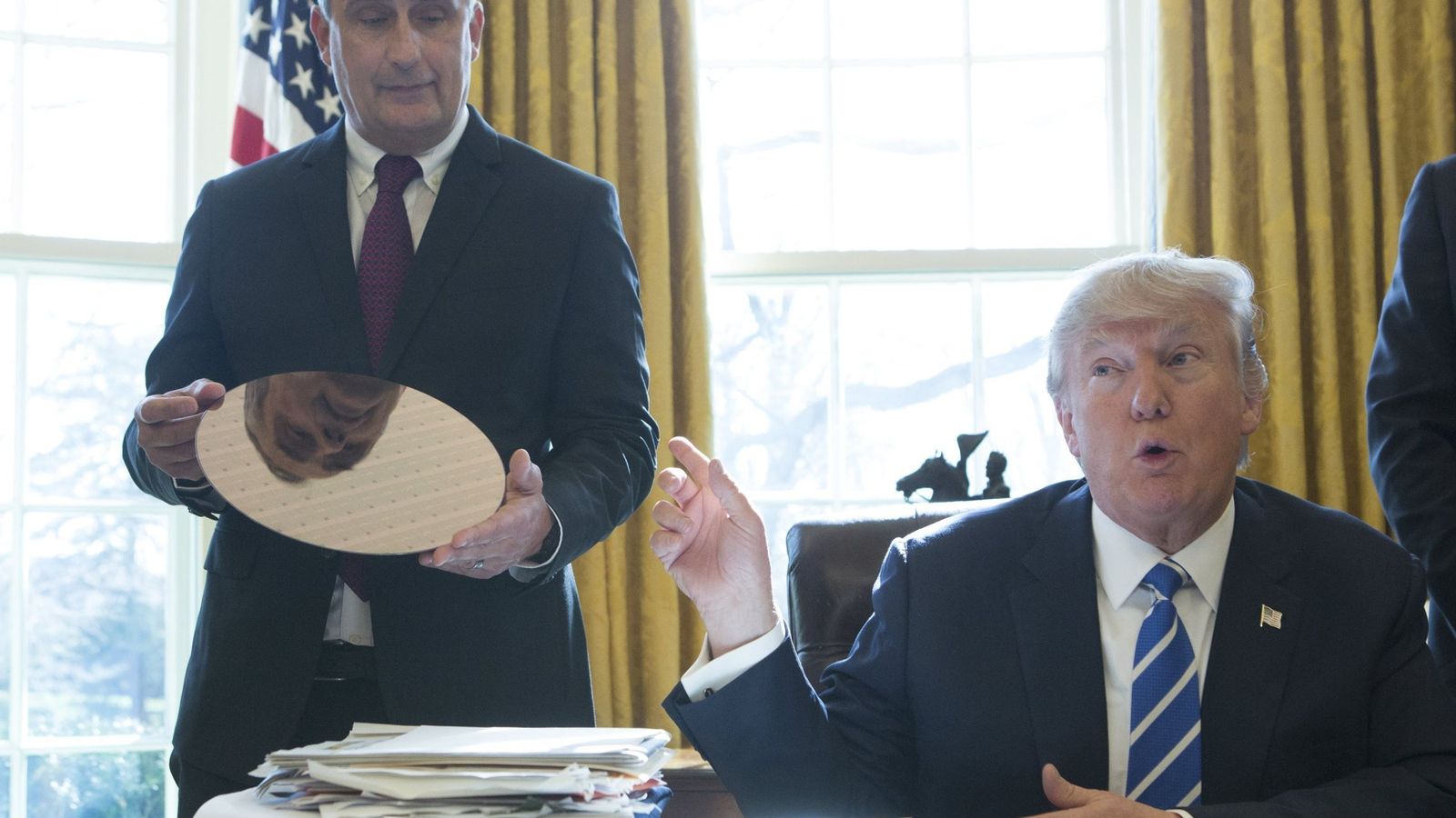 Foto: El consejero de Intel, Brian Krzanich, se reúne con Donald Trump. (EFE)