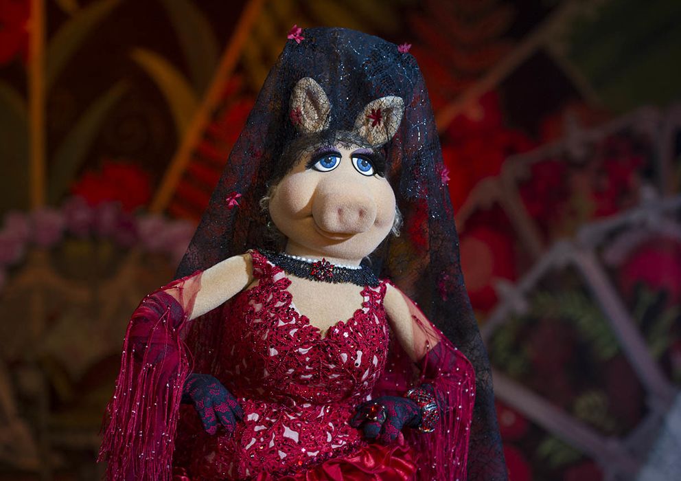 Foto: Peggy a punto de cantar La Macarena en 'El tour de los Muppets'