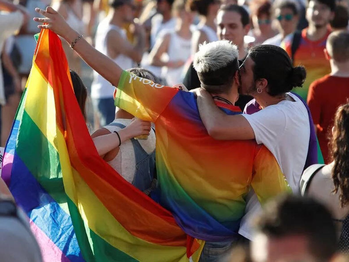 Foto: Dos jóvenes celebrado el Día del Orgullo LGTBIQ+ (EFE)