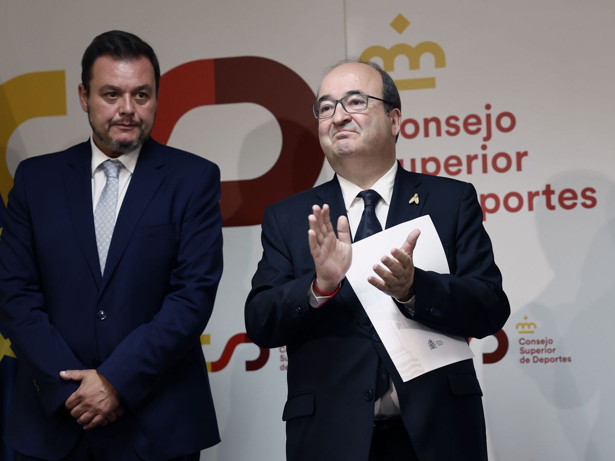Foto: Víctor Francos, junto a Miquel Iceta en su toma de posesión. (EFE/Sergio Pérez)