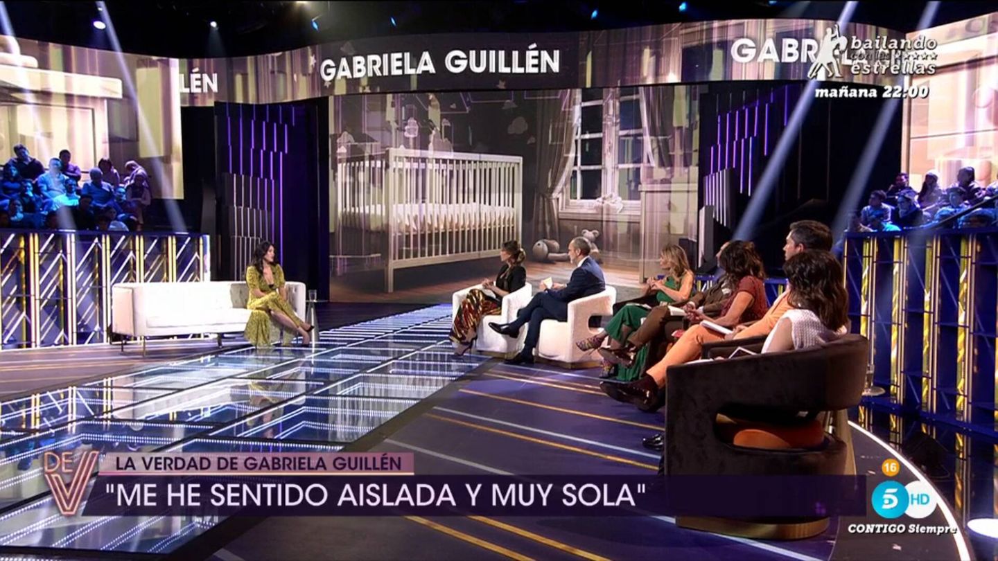 Gabriela Guillén, junto a los presentadores y colaboradores de '¡De viernes!'. (Mediaset)