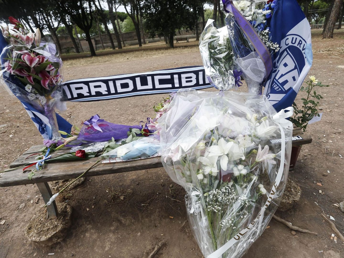 Flores y una bufanda de los 'Irriducibili' en el lugar de la muerte de Piscitelli. (EFE)