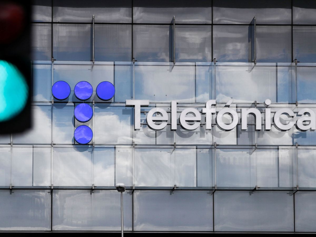 Foto: Logo de Telefónica en su sede de Madrid (EFE)