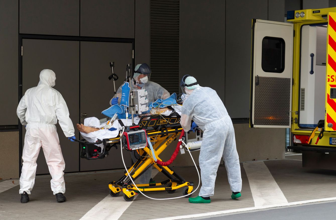 Un paciente italiano es trasladado a un hospital alemán por coronavirus. (Reuters)