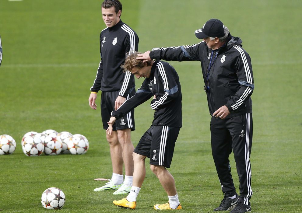 Foto: Ancelotti bromea con Modric durante un entrenamiento (EFE)