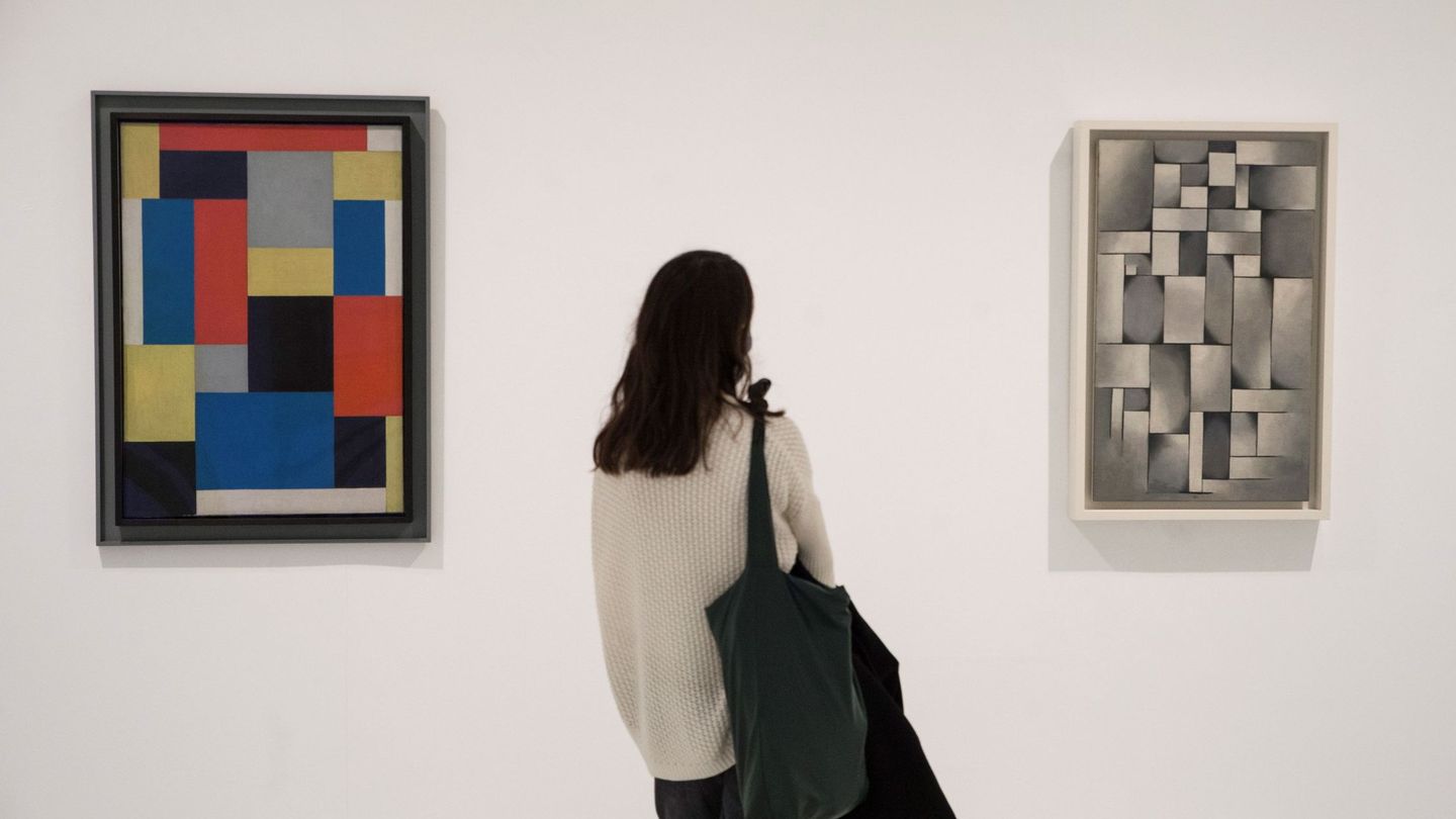 Dos cuadros de Mondriain, en el Museo Reina Sofía en Madrid. (EFE)