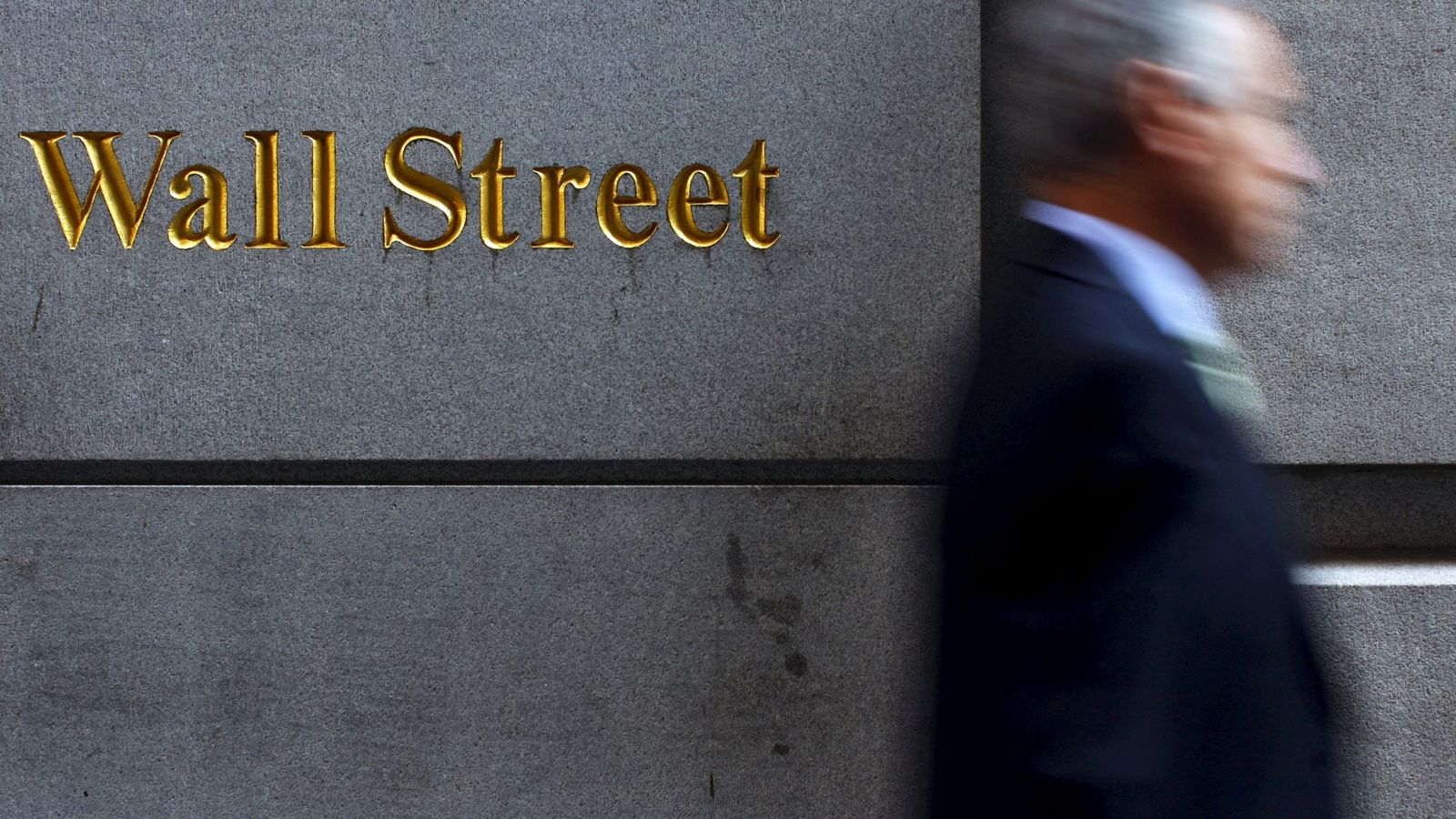 Foto: Un hombre caminando por Wall Street. (Reuters)