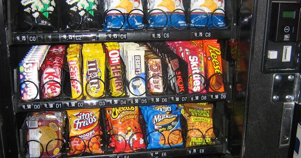 Foto: Máquina de 'vending' con diferentes snacks. (EC)