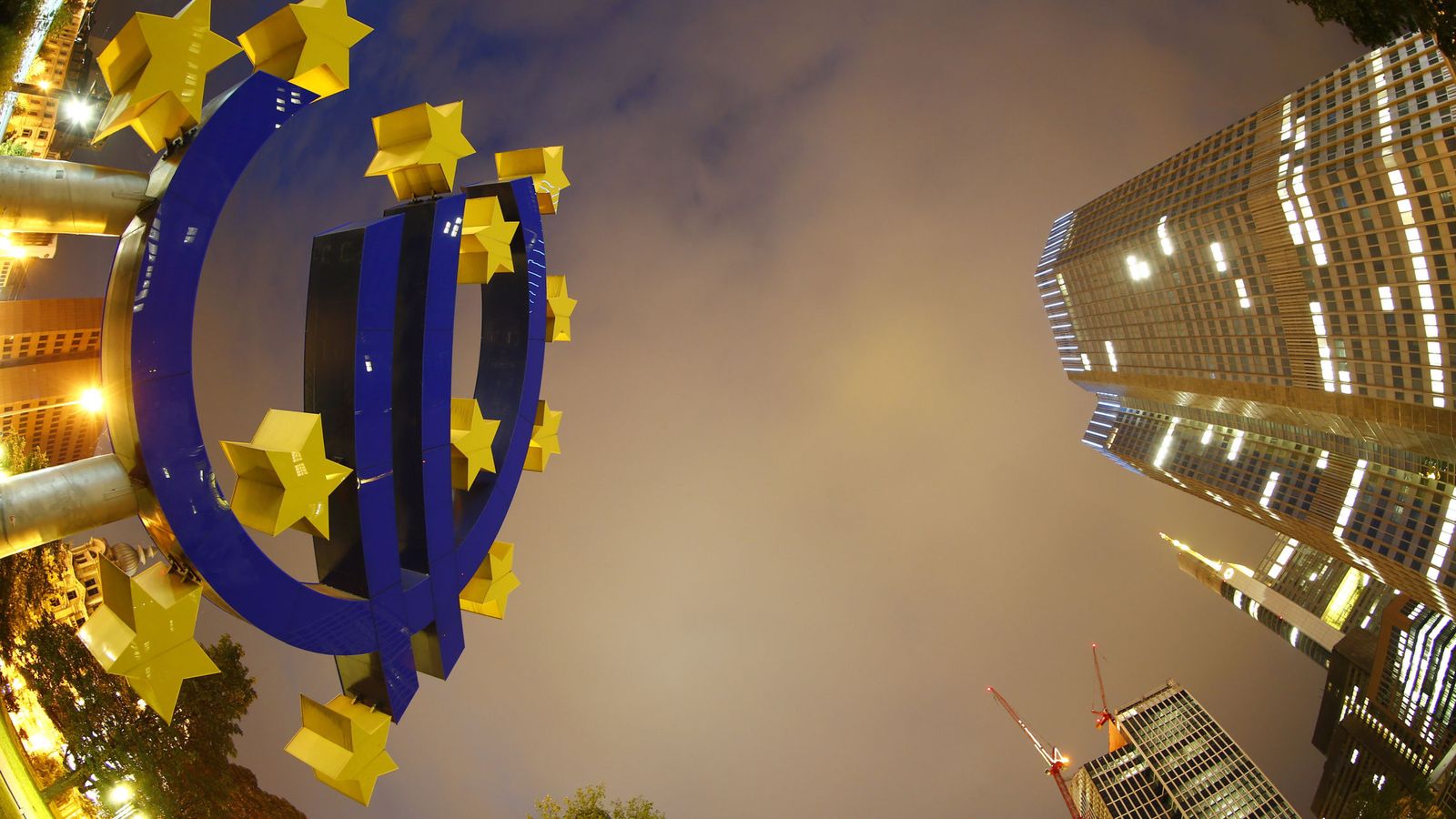 Foto: El símbolo del euro, en la sede del Banco Central Europeo, en Fráncfort. (Reuters)