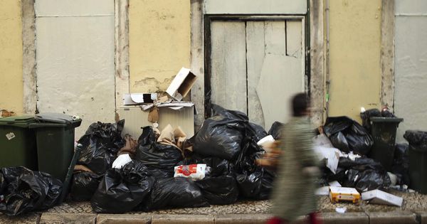 Foto: Las basuras se sacan incontroladamente a la calle independientemente del día de recogida (EFE/Tiago Petinga)