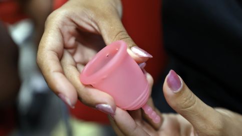 Una sexóloga responde a la duda común con la copa menstrual: ¿se puede dormir con ella?