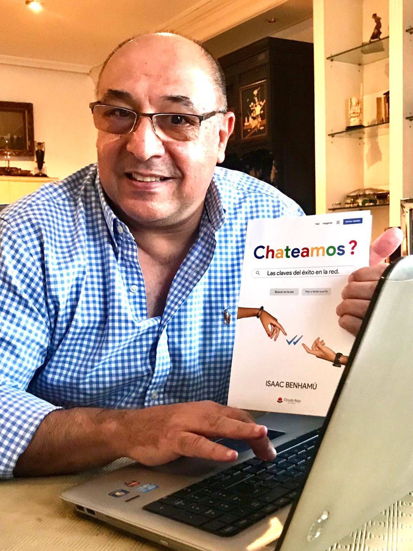 Isaac Benhamú, autor de 'Chateamos?'.  (Cortesía)