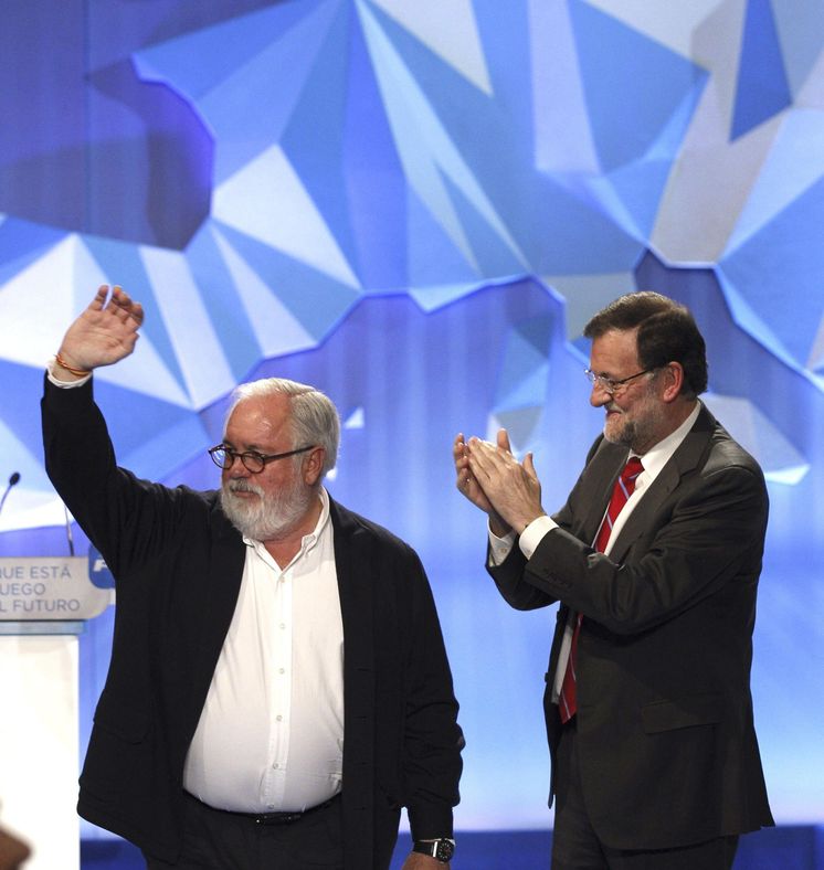 Foto: El presidente del Gobierno, Mariano Rajoy, junto a Miguel Arias Cañete durante el mitin de cierre de la campaña del Partido Popular para las elecciones europeas. (Efe)