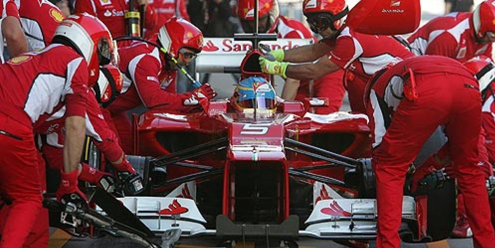 Foto: Fernando Alonso y Ferrari, con el casco, el pico y la pala en 2012