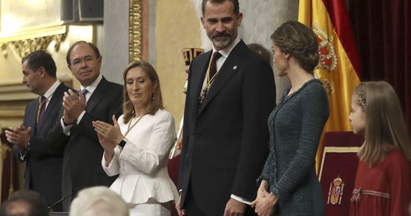 Foto: Felipe VI y doña Letizia son recibidos por los presidentes del Congreso, Ana Pastor, y del Senado, Pío García-Escudero (2i), en el Congreso. (EFE)