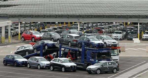 Foto: Grupo de vehículos a punto de salir de fábrica. (Reuters)