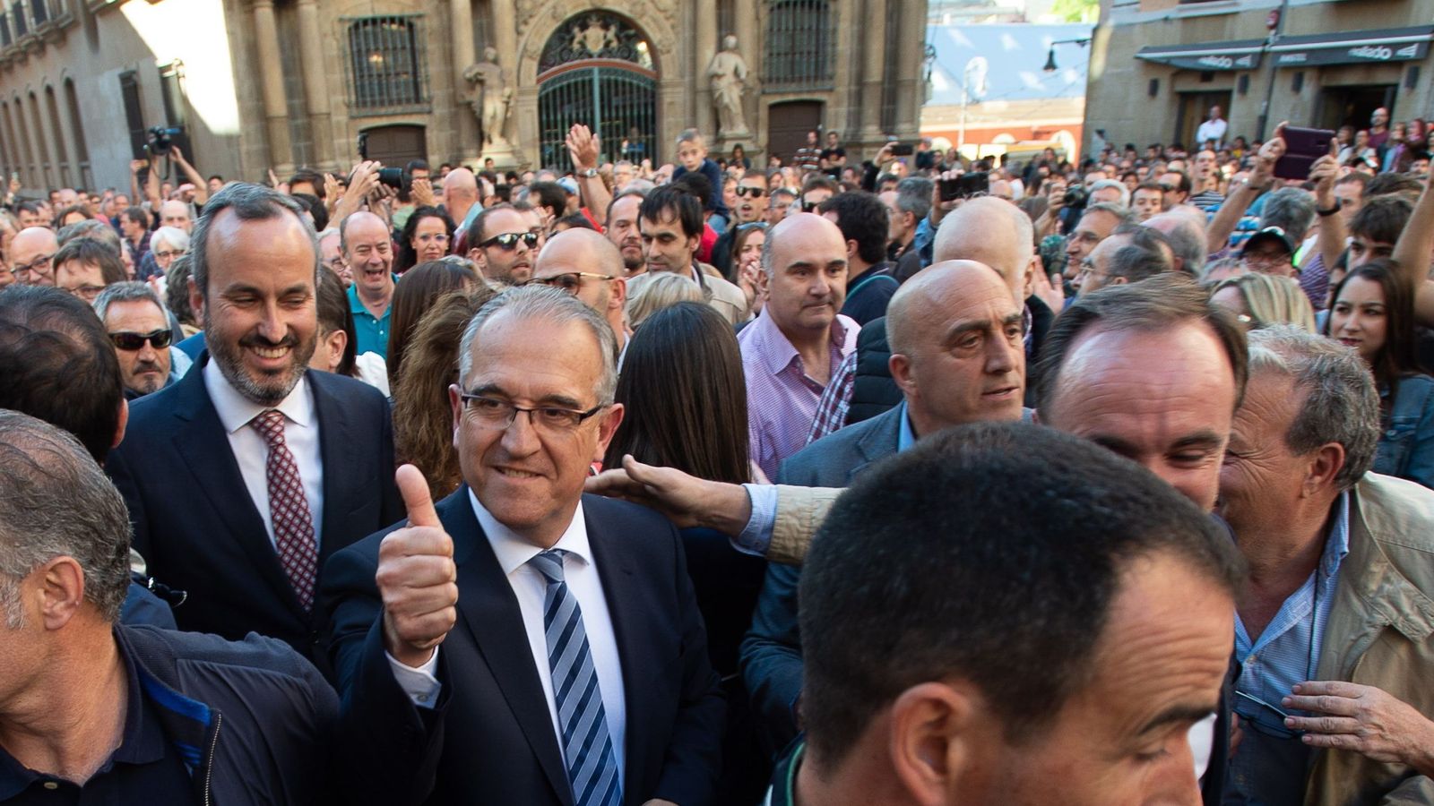 Foto: Enrique Maya saluda a simpatizantes en la plaza del ayuntamiento tras ser investido alcalde el 15 de junio. (EFE)