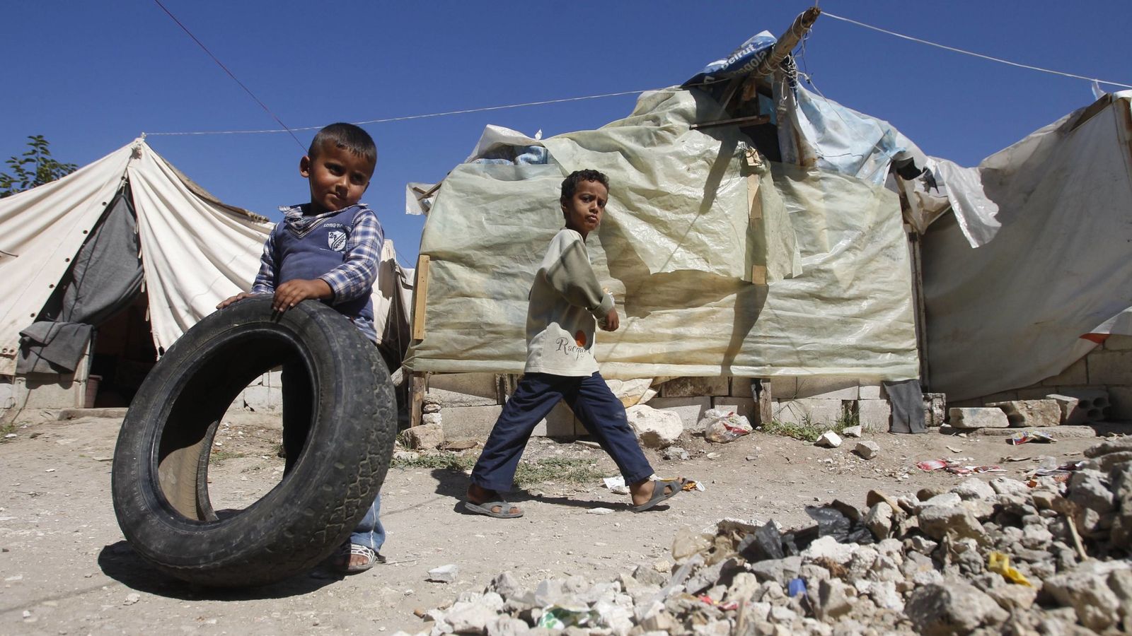 Foto: Un niño refugiado palestino juega con una rueda en el campo de Ain Al Helweh, cerca de la ciudad libanesa de Sidón, en octubre de 2013 (Reuters)