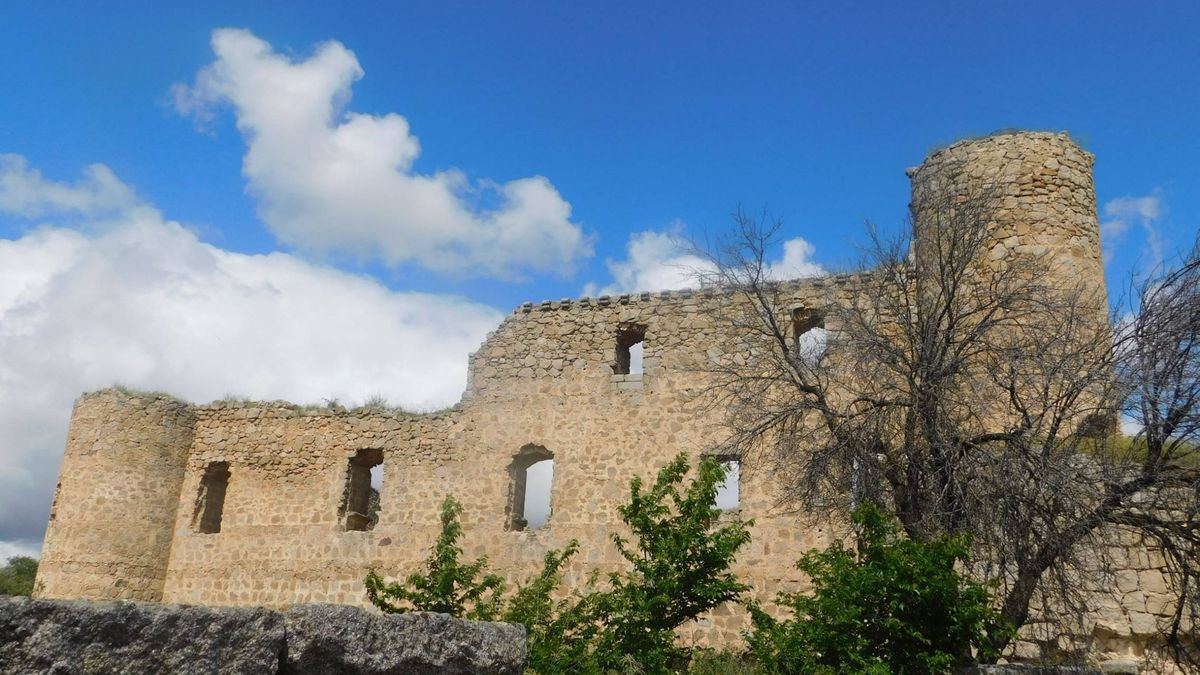 La historia del castillo medieval que se usó para hacer una carretera