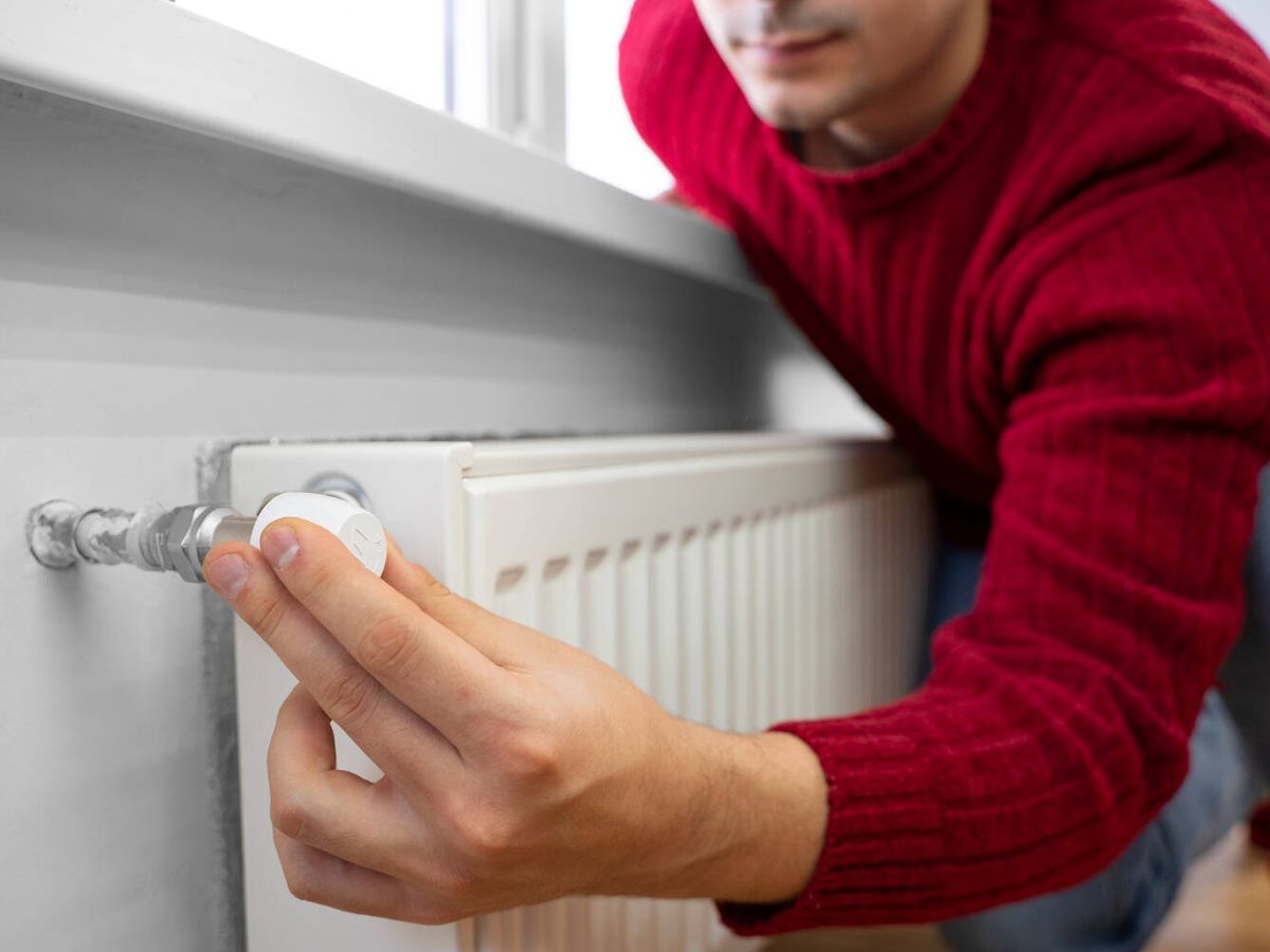 Foto: Aprender a purgar los radiadores de casa hará que ahorres energía y que calienten mejor (Freepik)