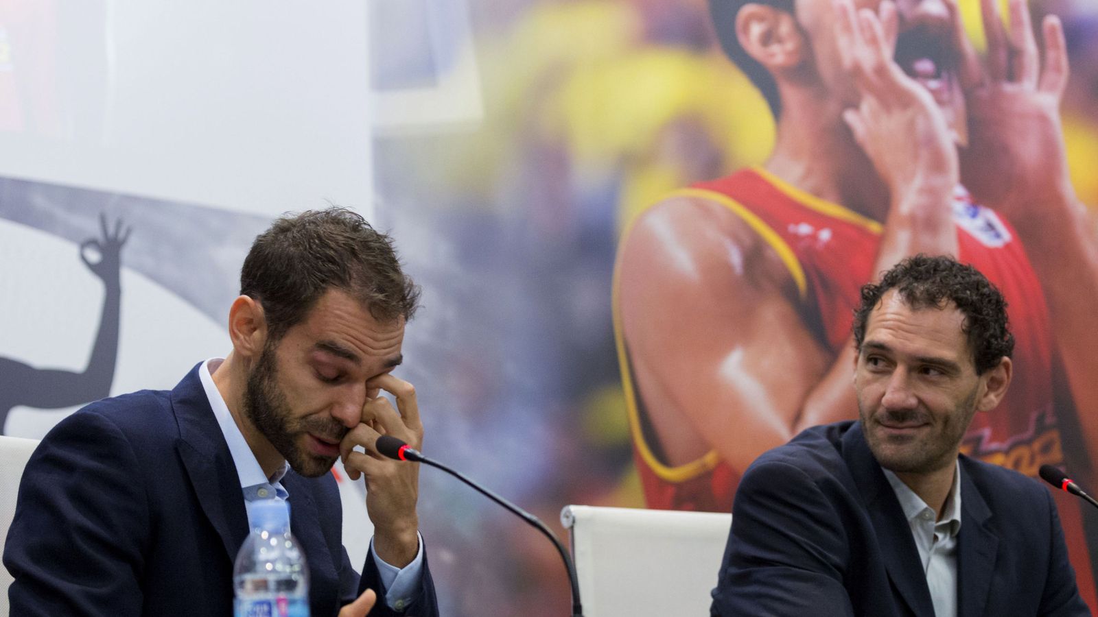 Foto: Calderón llora en su retirada de la selección (EFE)