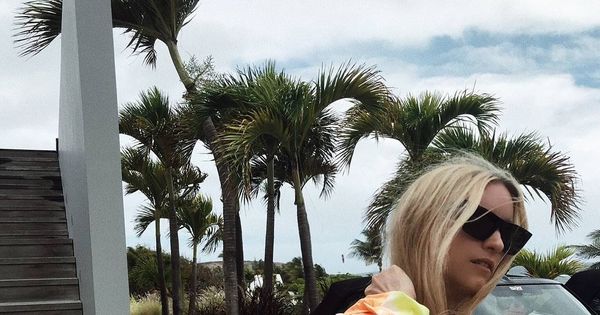 Foto: La insider Charlotte Groeneveld, con camisa tye-die para bajar a la playa. (Instagram)