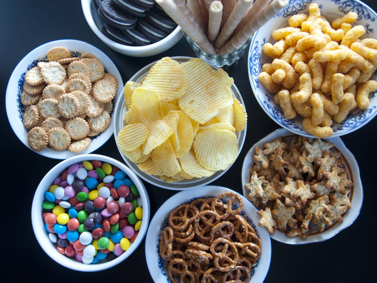 Foto: Se recomienda evitar ciertos snacks. (iStock)
