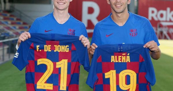 Foto: Frenkie de Jong y Carles Aleñá con los nuevos dorsales. (vía carlesaleña)