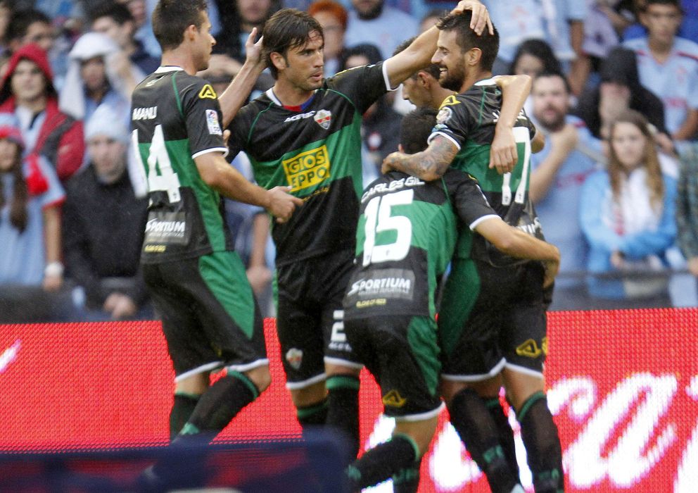 Foto: Los jugadores del Elche celebran el gol de esta tarde (Efe).