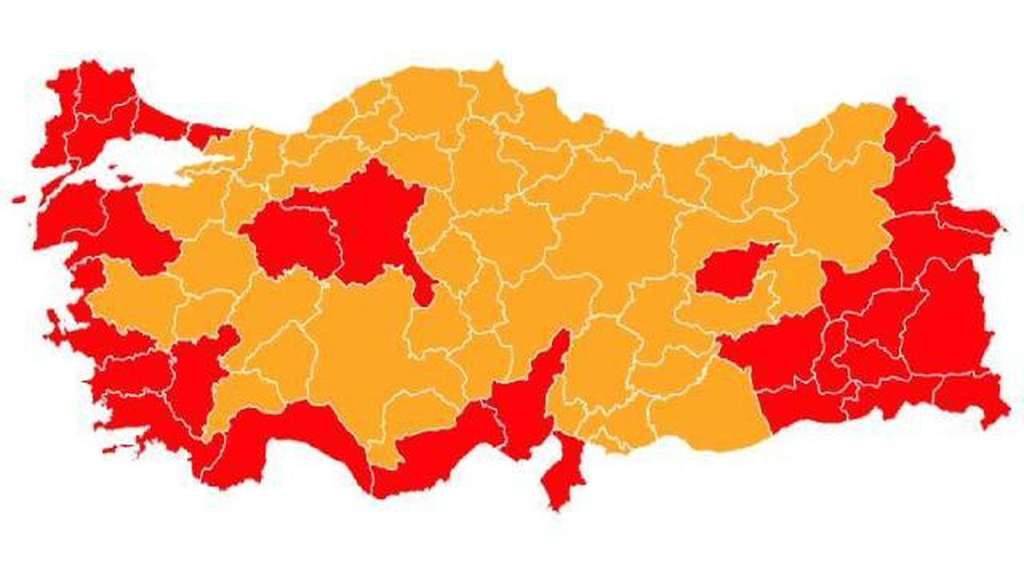 Mapa de distribución del voto. En rojo, voto por Kiliçdaroglu. En naranja, por Erdogan. (Anadolu)