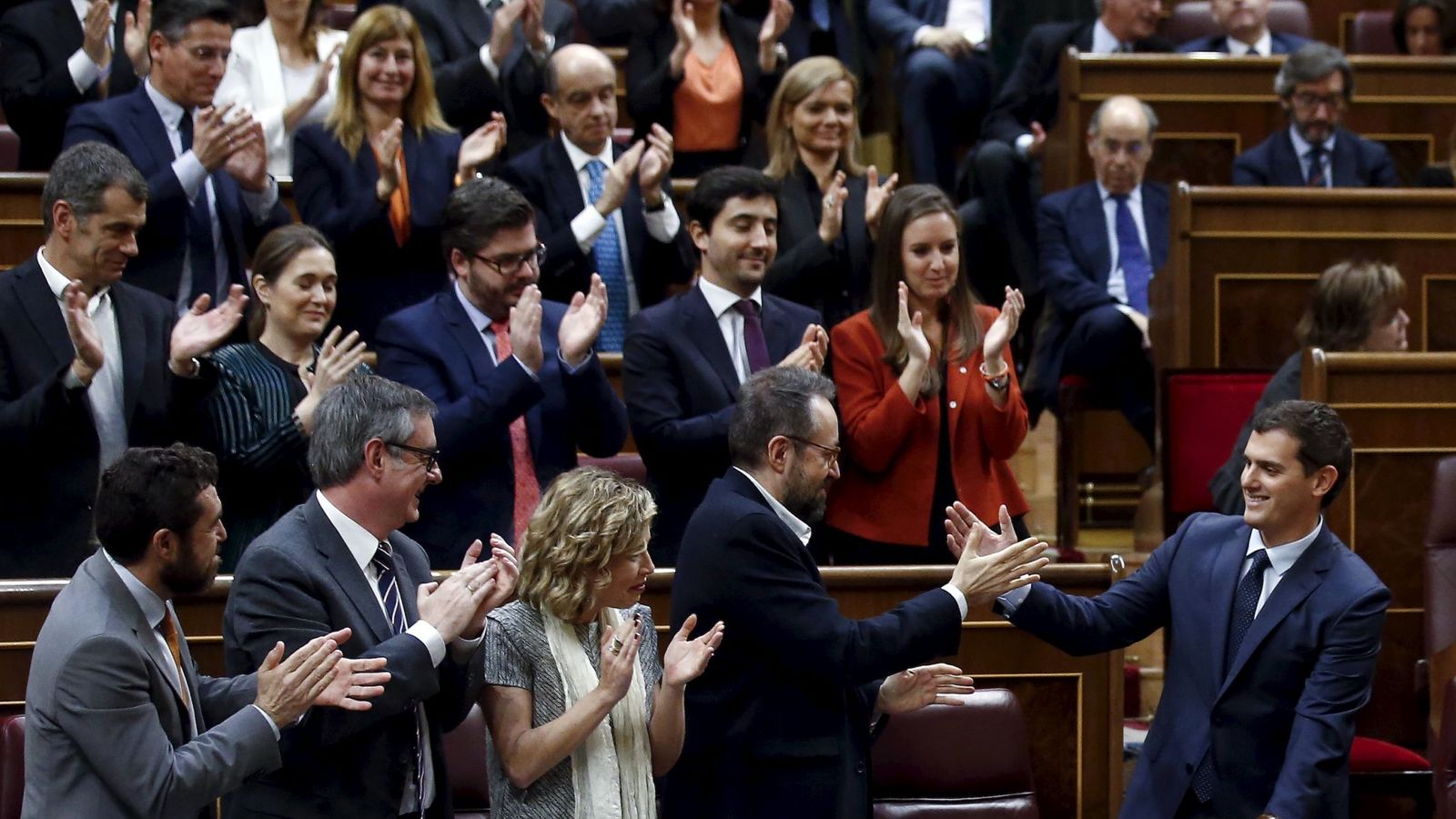 Foto: Albert Rivera, aplaudido por sus diputados tras intervenir en el Congreso. (Reuters)