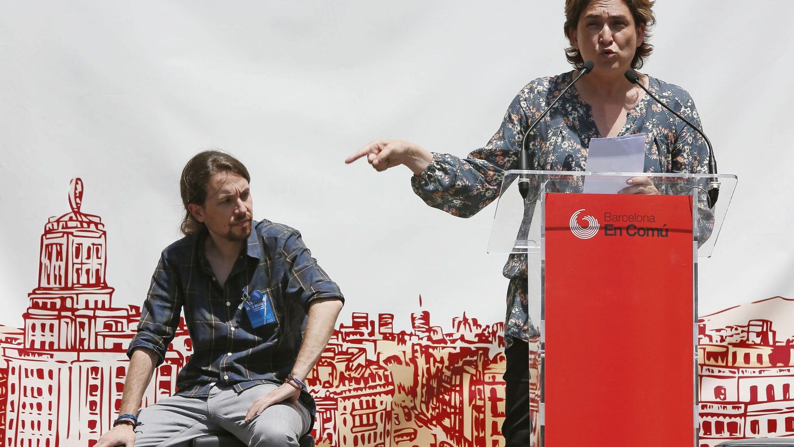 Foto: La alcaldesa de Barcelona, Ada Colau, y el secretario general de Podemos, Pablo Iglesias, en un acto en Barcelona. (Efe)