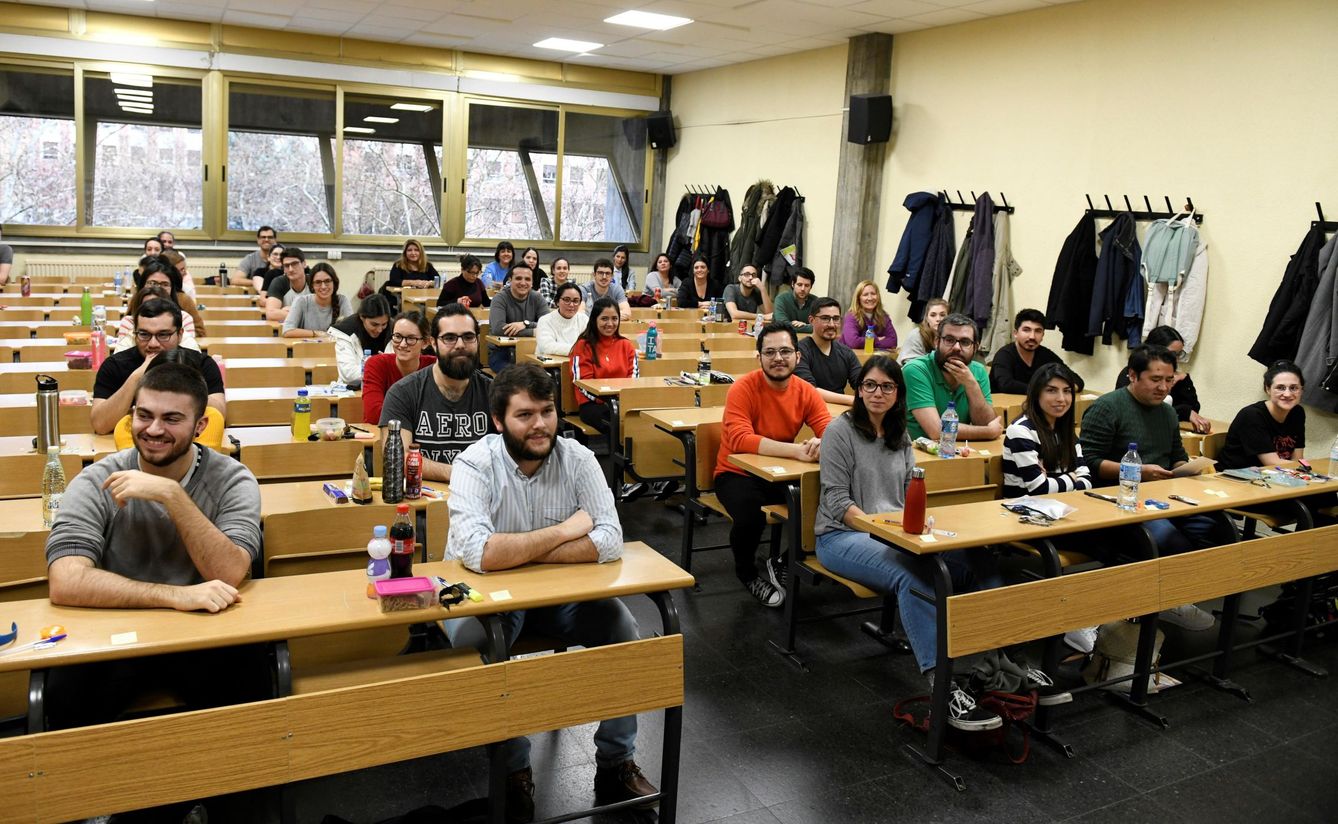 Estudiantes en la Facultad de Periodismo de la Universidad Complutense de Madrid. (EFE/Víctor Lerena)