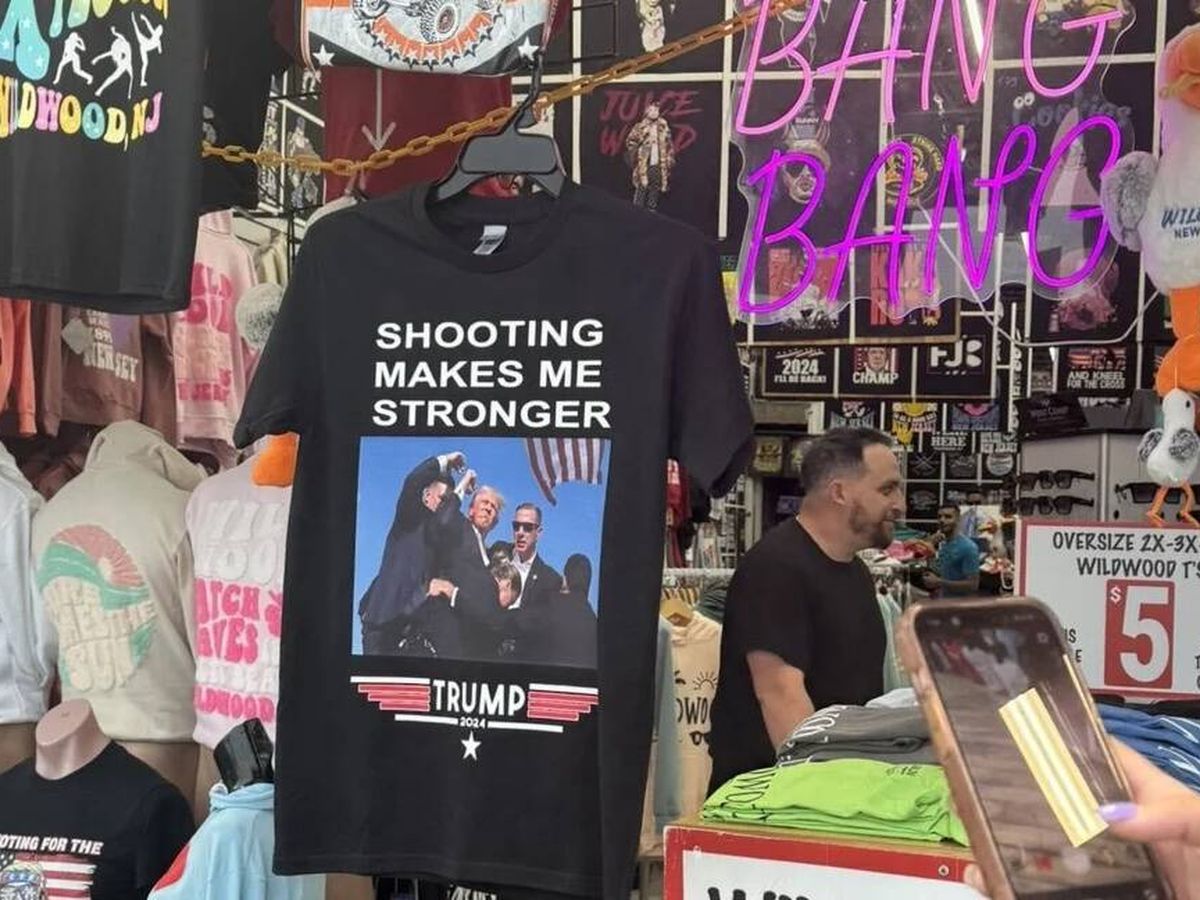 Foto: Las camisetas de Trump ya han llegado a las tiendas físicas americanas. ( X/ @ThaDietz_)