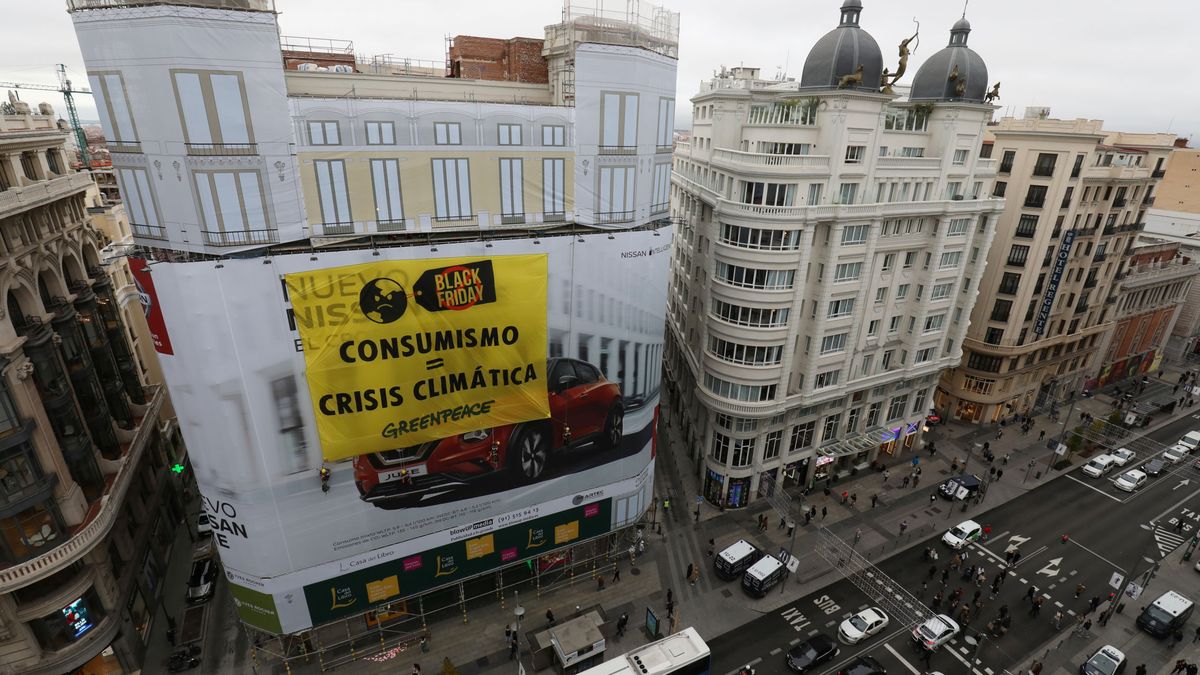 Greenpeace se encarama en Gran Vía contra el Black Friday, la "fiesta del consumismo"