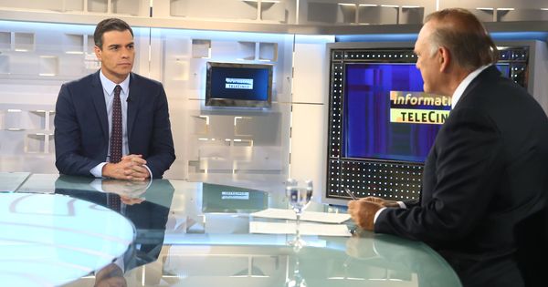 Foto: Pedro Sánchez, durante su entrevista con el periodista Pedro Piqueras en 'Informativos Telecinco' este 4 de julio. (Fernando Calvo | Moncloa)
