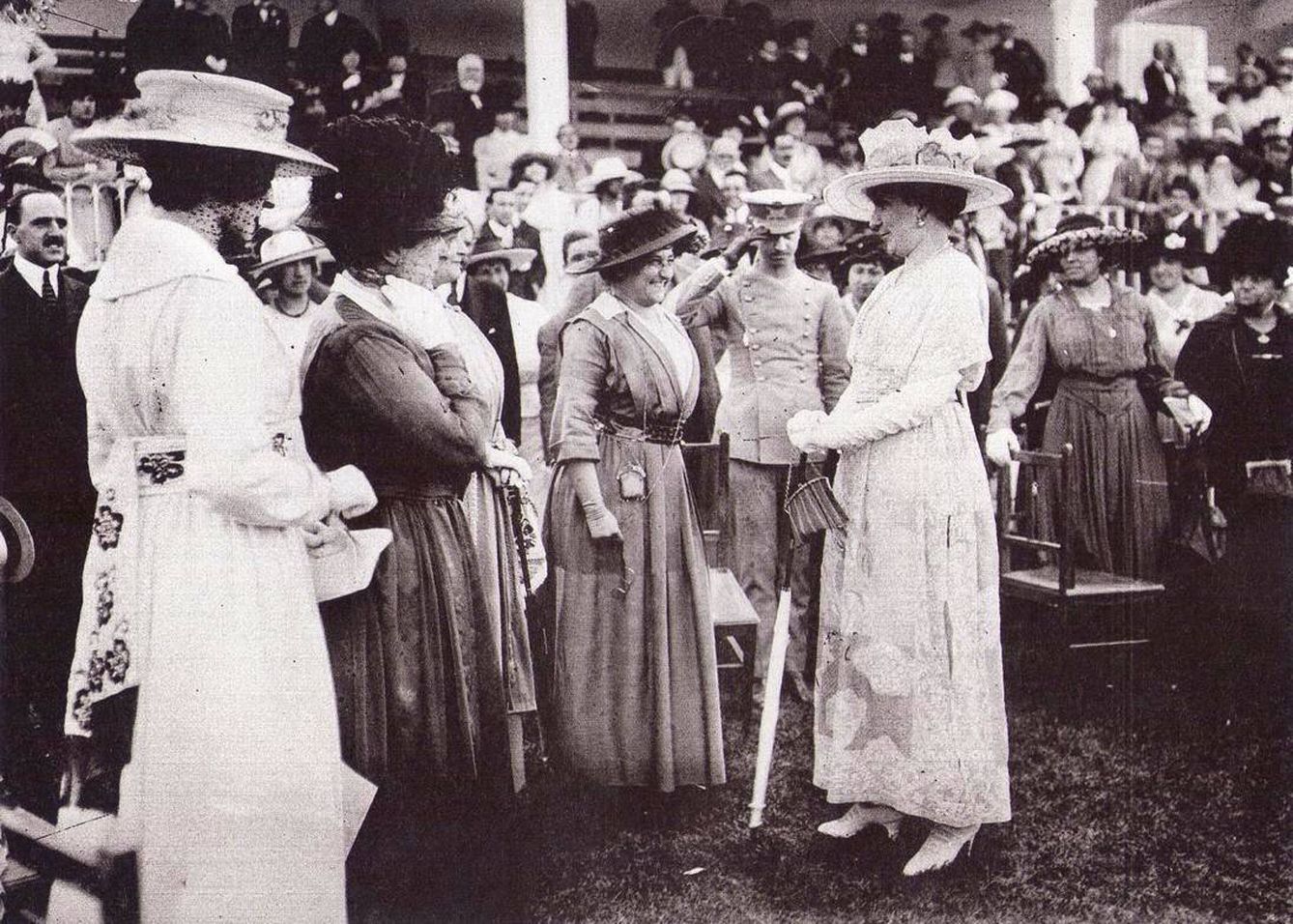 La reina Victoria Eugenia con María Guerrero.