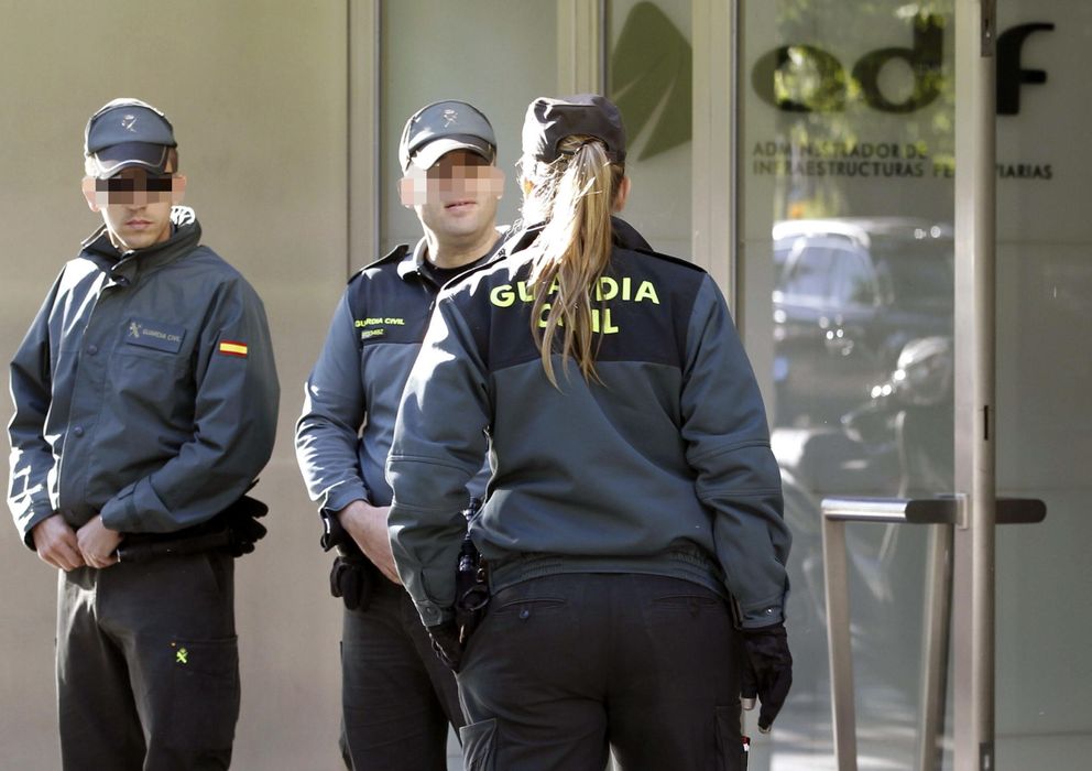Foto: Varios agentes de la Guardia Civil custodian la sede del gestor de infraestructuras ferroviarias de Adif en Madrid. (EFE)