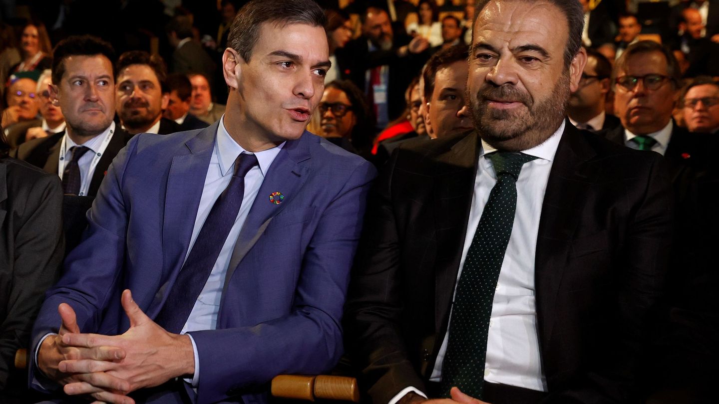 El presidente del Gobierno, Pedro Sánchez (i), y el presidente de Exceltur y consejero delegado de Meliá Hotels International, Gabriel Escarrer. (EFE)
