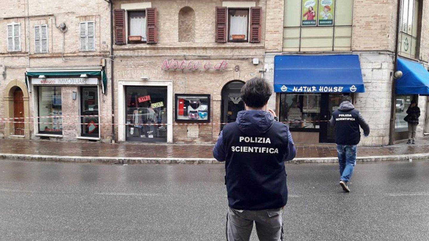 Macerata (Italy), 03 02 2018.- Crime scene investigators work at the scene of crime after a shooting in Macerata, Italy, 03 February 2018. Italian nationalist Luca Traini confessed opening fire on African migrants in the central city of Macerata, injuring several people, police said, in an attack that appeared to be racially motivated. The town at the eastern Italian coast near Ancona was put under a lockdown due to shots being fired from a car driving around in the town. (Abierto, Atentado, Incendio, Italia) EFE EPA CAROTTI NEST QUALITY AVAILABLE