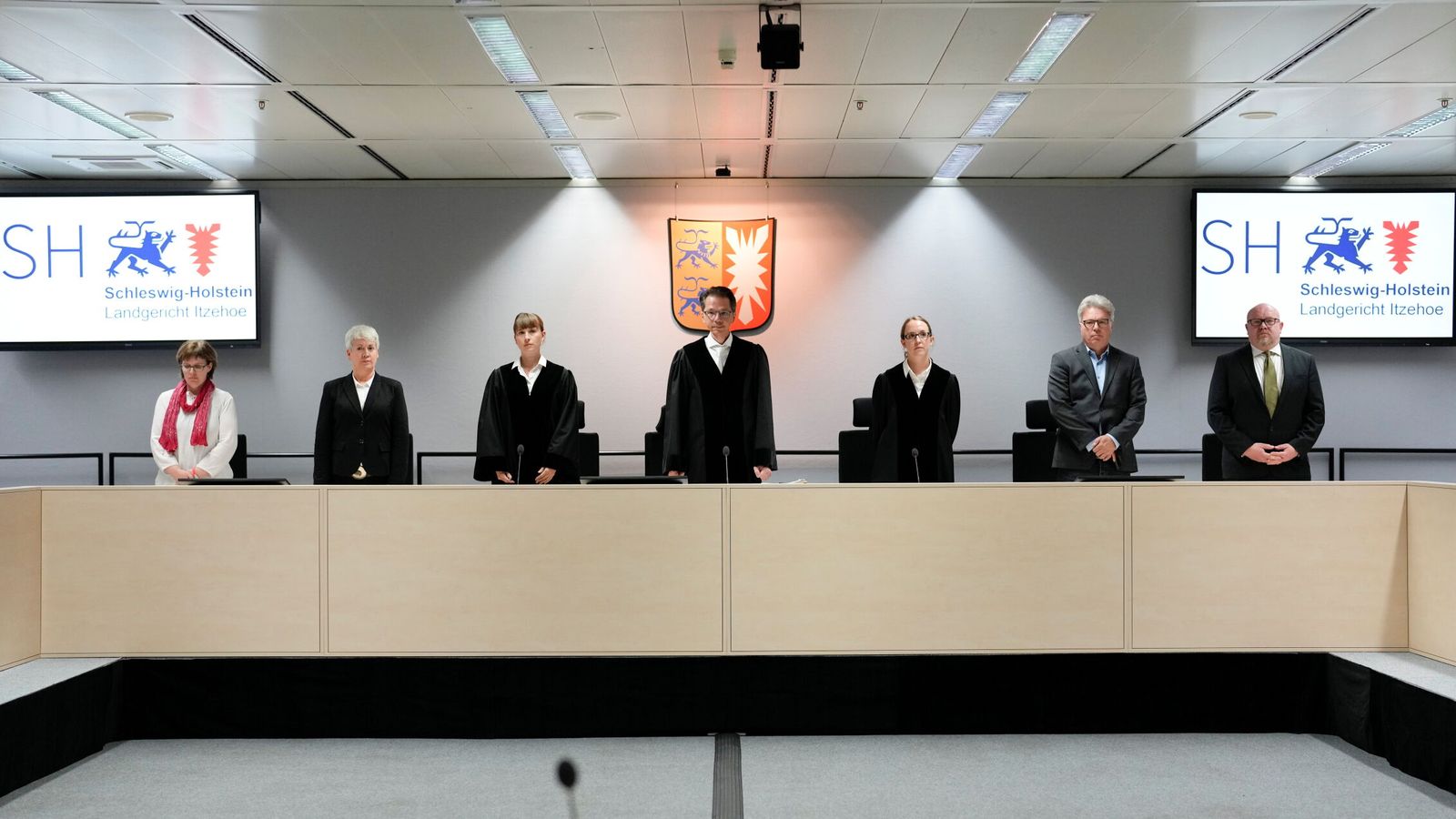 Dominik Gross, el juez que preside y el resto del tribunal, presentes en el juicio contra Furchner (Reuters)