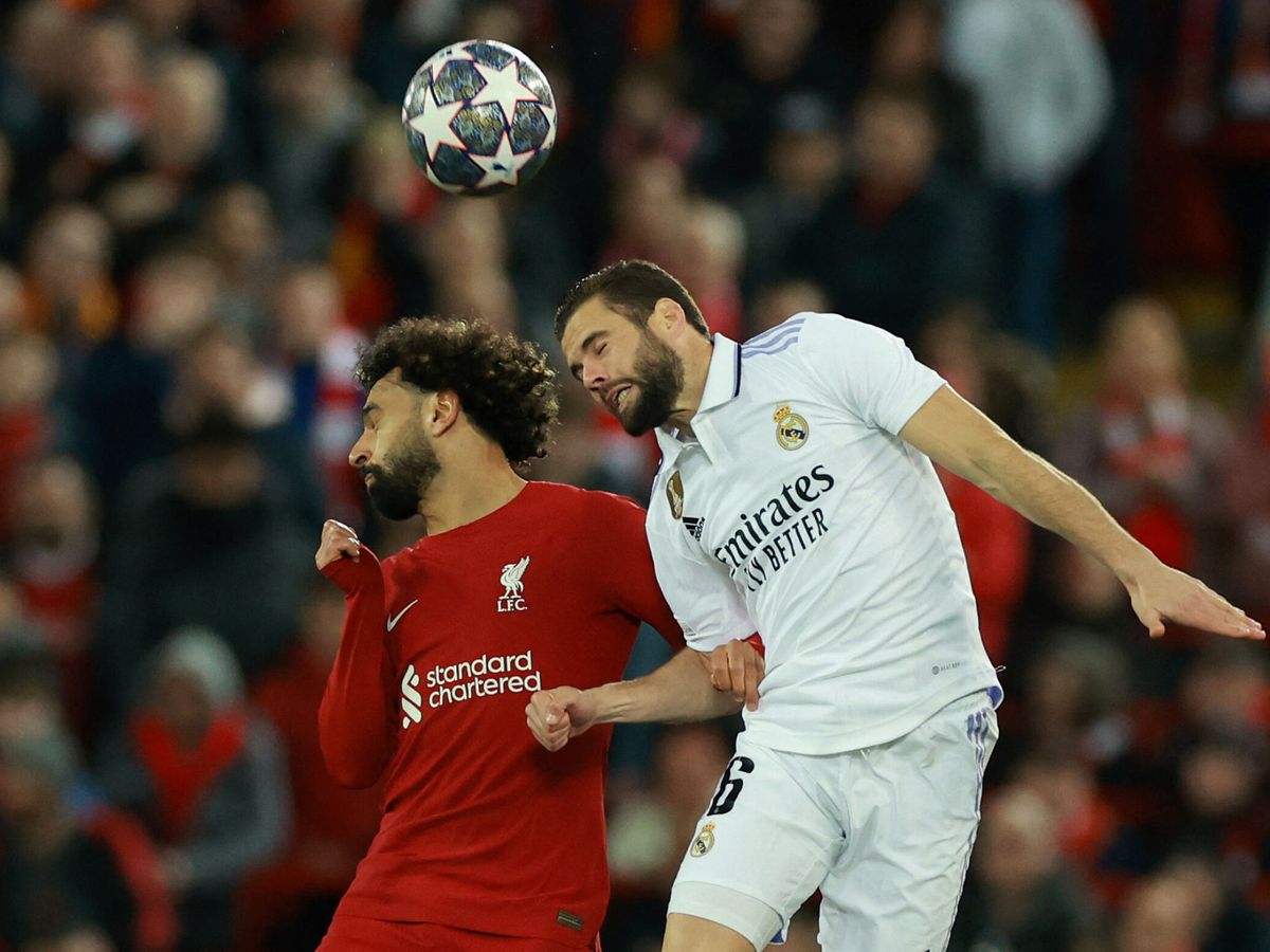 Foto: Nacho salta a por un balón con Salah. (Reuters/Phil Noble)