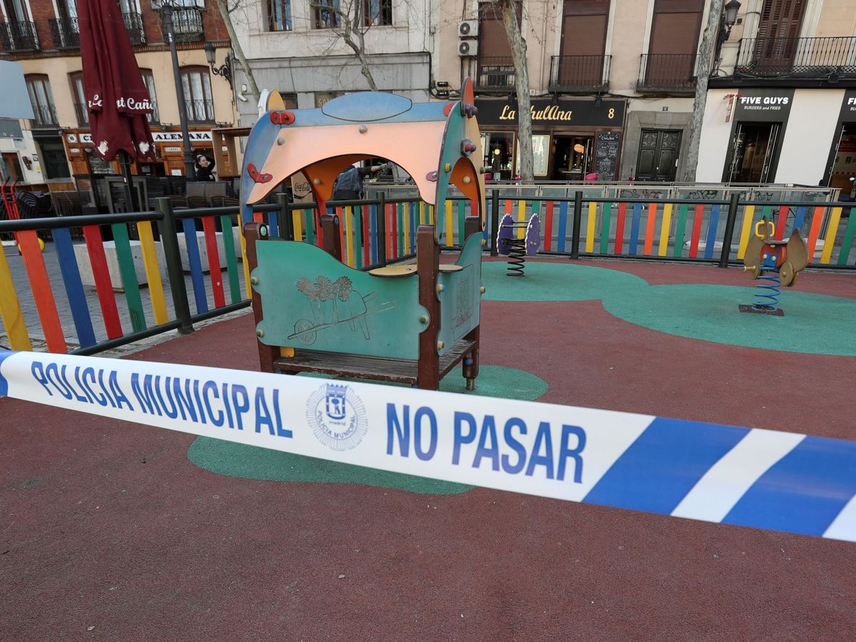 Foto: Un parque infantil cerrado en la madrileña Plaza de Santa Ana, en Madrid (EFE)