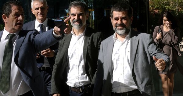 Foto: Jordi Sànchez y Jordi Cuixart a las puertas de la Audiencia Nacional 10 días antes de ser encarcelados. (EFE)