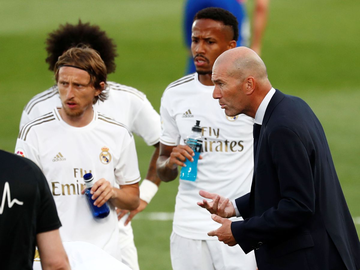 Foto: Zidane da instrucciones a los jugadores en el partido entre el Real Madrid y el Eibar. (Efe)