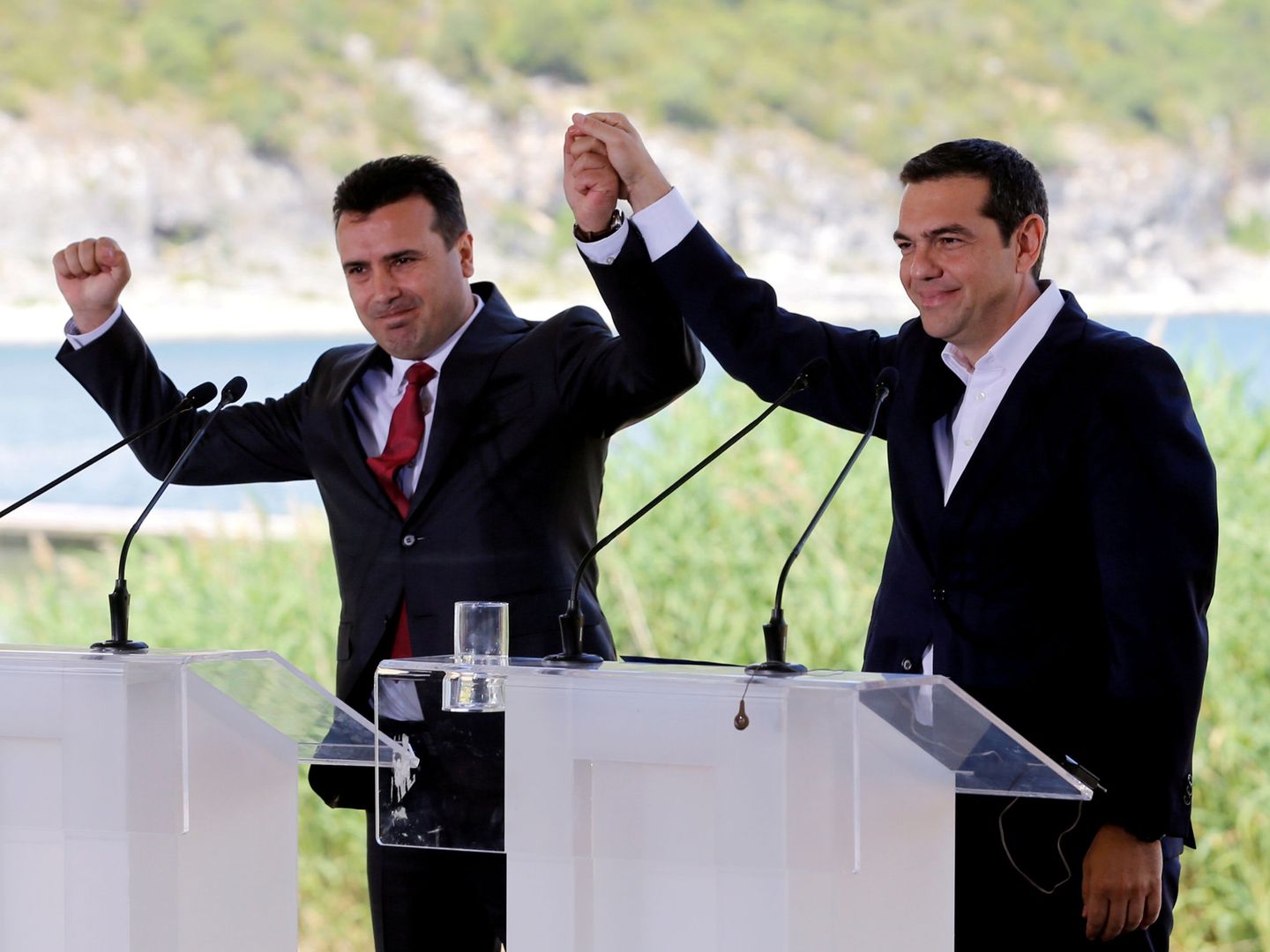 Tsipras y Zaev celebran el acuerdo que pone fin a una disputa de 25 años... si los macedonios lo aceptan (EFE)