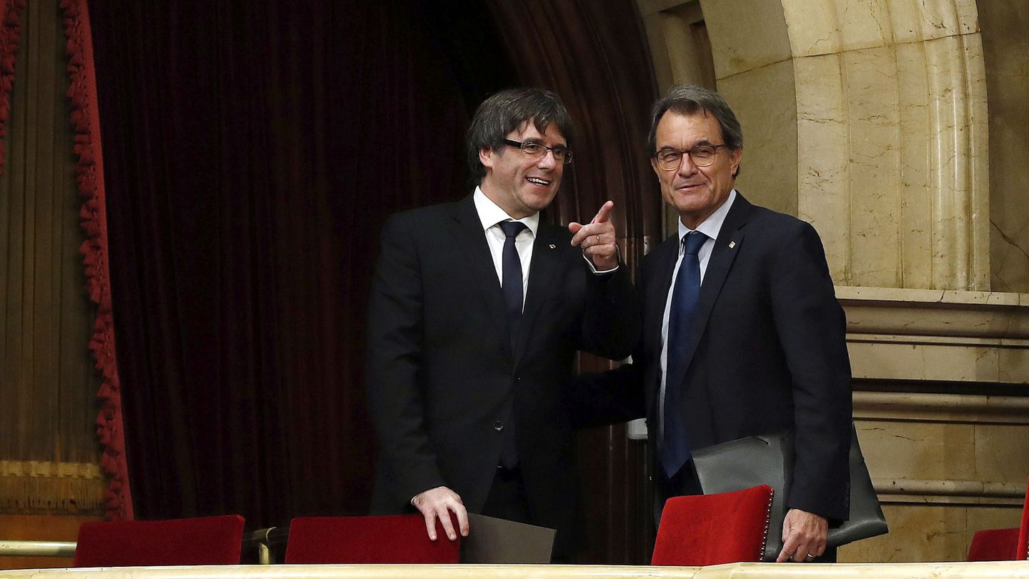 Carles Puigdemont y Artur Mas. (EFE)