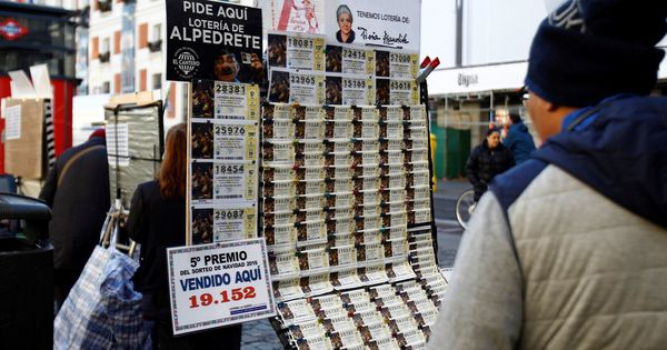 Foto: Puestos de venta de lotería instalados en la madrileña Puerta del Sol. (EFE)